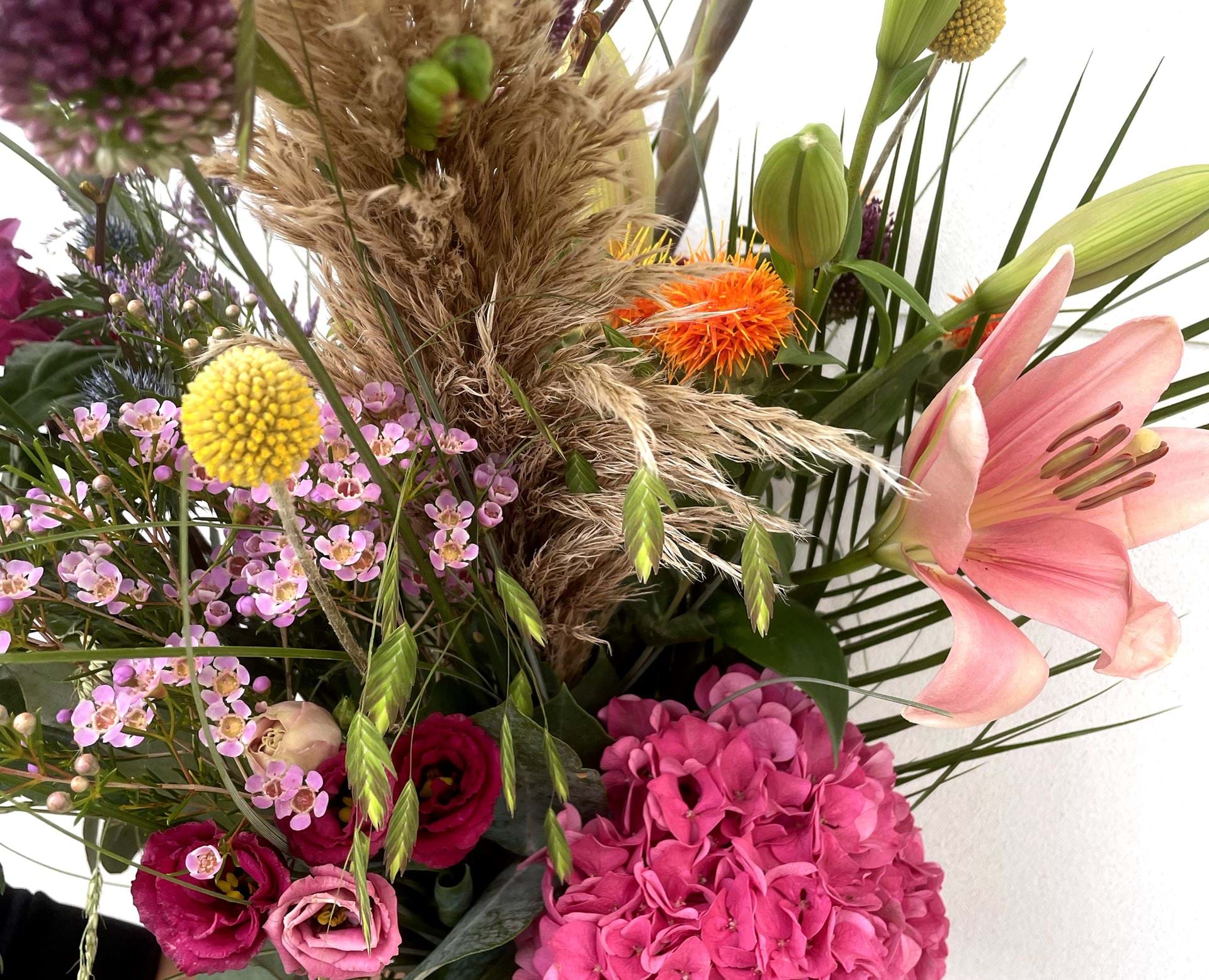 Billede af blomsterbuketter i forskellige størrelser.