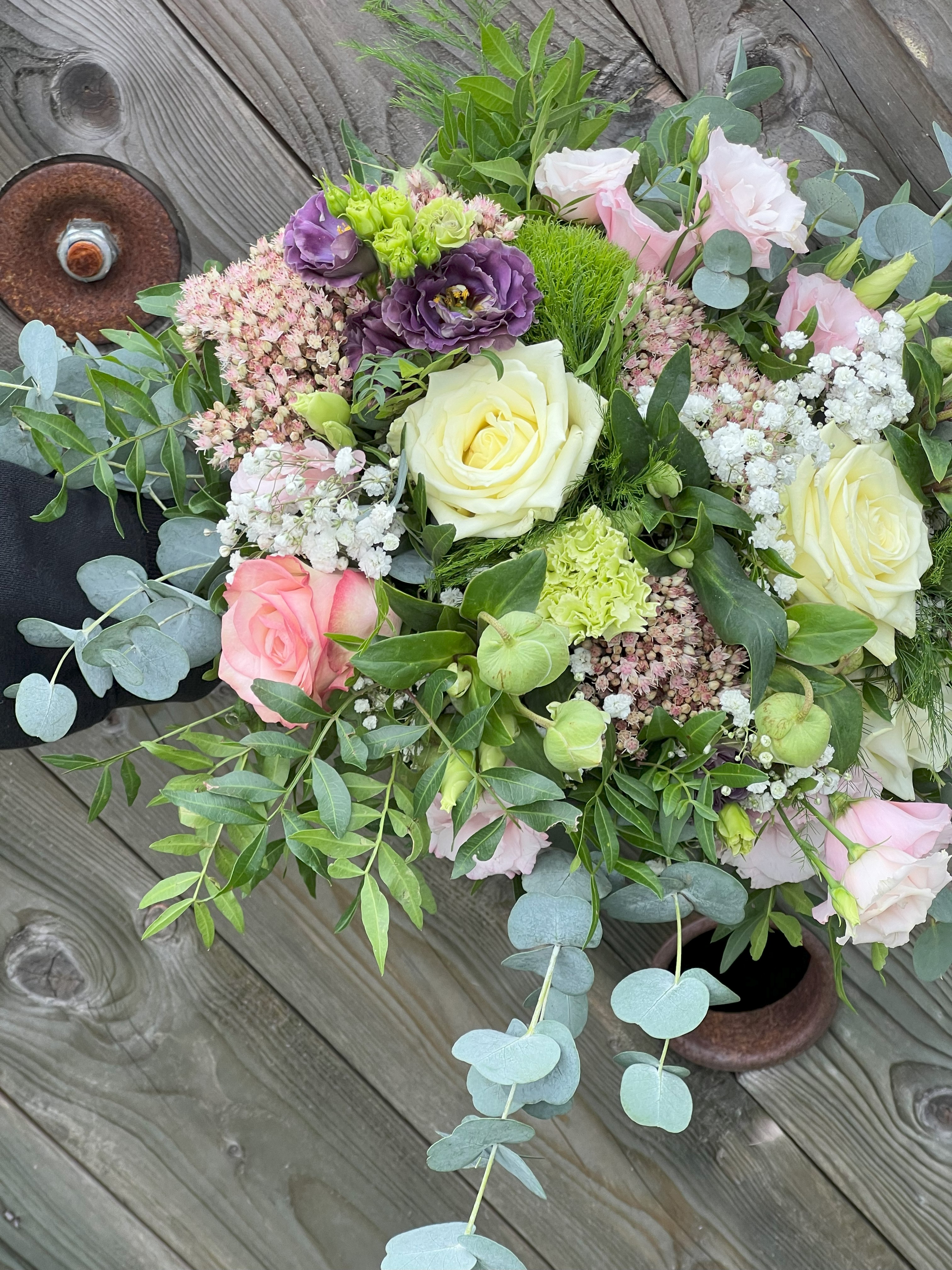 Billede af blomsterbuketter i forskellige størrelser. 